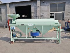 黑龍江哈爾濱李經(jīng)理訂購的中型水稻打毛機、稻種脫芒機裝車發(fā)貨